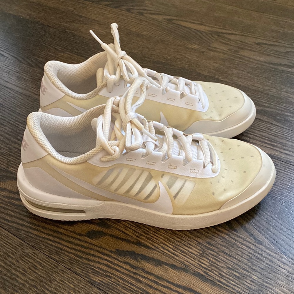 Nike court tennis shoes US 7